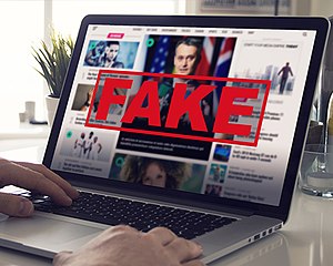 Fake News sur ordinateur CC BY-SA mikemacmarketing