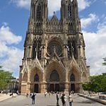 La façade de la cathédrale de Reims qui a servi de modèle pour le dessin de Mon cahier d’archéologie / CC BY-SA 3.0 Adrian Farwell via Wikimedia Commons