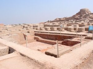 Fouilles de Mohenjo-daro avec le Grand Bassin en arrière plan CC BY-SA Saqib Qayyum, 2014