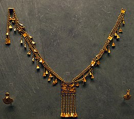 Collier à pendeloques florales avec plaquette au nom de Pinedjem Ier / CC BY-SA 3.0 Musée du Louvre