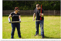 Test n°27 g entre une épée celte et une douille en bronze de tête de l'ance. Objectif : identifier les traces laissées sur l'épée. Les archéologues expérimentateurs portent des lunettes de protection ainsi que des gantelets de protection / CC BY 4.0 Raphael Hermann, Andrea Dolfini, Rachel J. Crellin, Quanyu Wang et Marion Uckelmann, Avril 2020