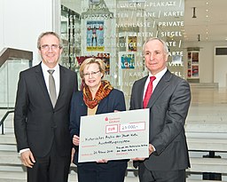 Le mécénat associatif avec ici un don de 25 000 euros des Amis des Archives historiques de la ville de Cologne à la direction des Archives historiques de la ville de Cologne / CC BY-SA Raimond Spekking via Wikimedia Commons