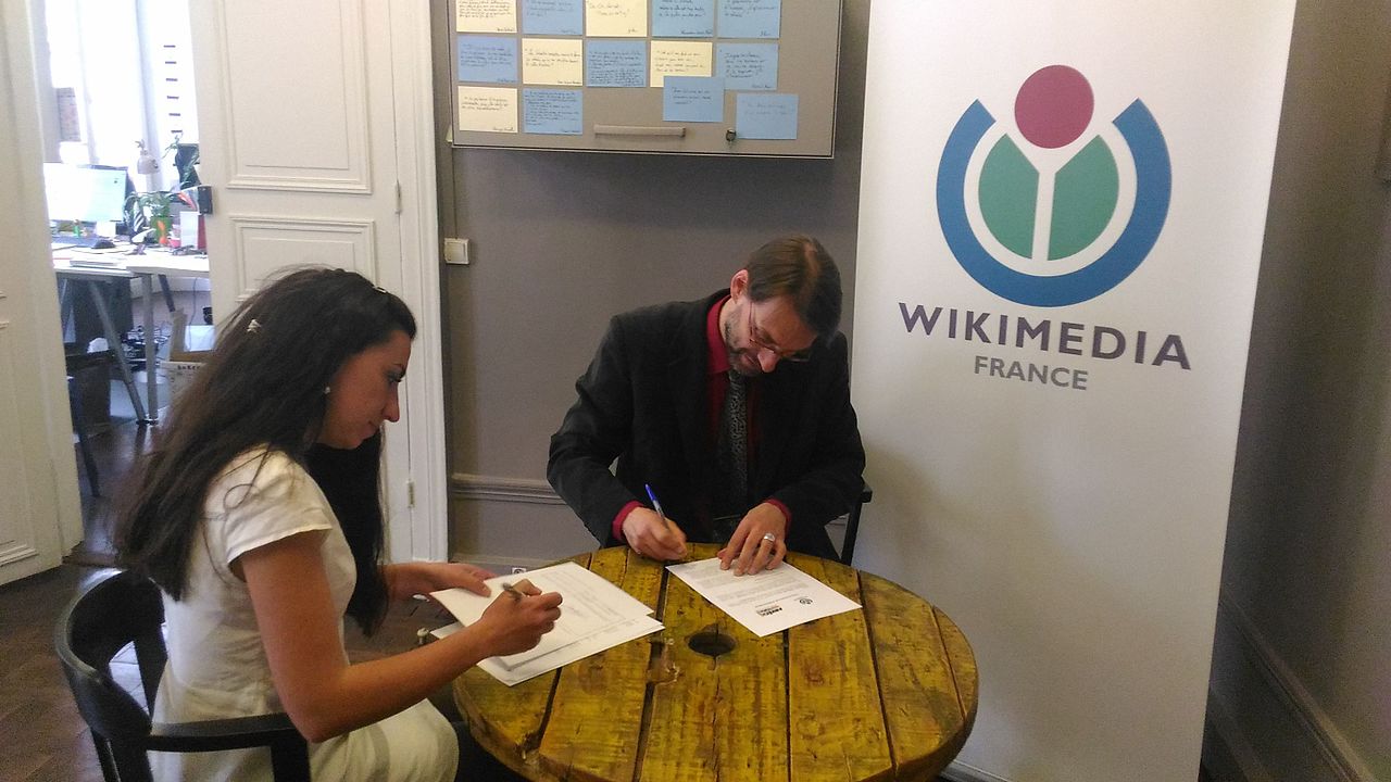 Signing of the partnership between ArkeoTopia and Wikimedia France