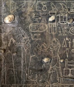 Montouhotep IV accomplissant l’offrande au dieu égyptien Min