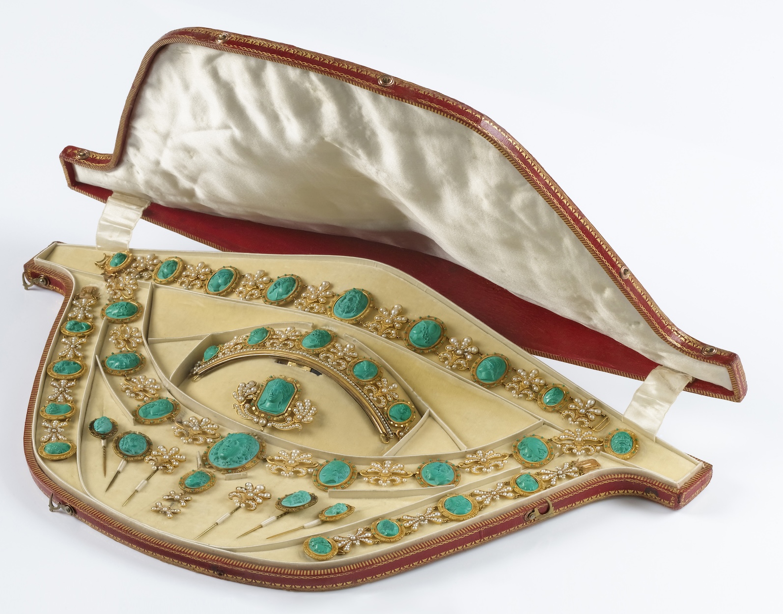Parure aux camées de malachite réalisée par Nitot & Fils, le bijoutier officiel de l'Empereur Napoléon Ier